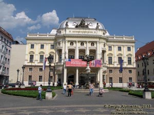 Фото Братиславы (Словакия). Фонтан Ганимед (Ganymedova fontána) перед историческим зданием Национального театра Словакии (Historická budova Slovenského národného divadla).