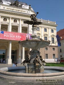 Фото Братиславы (Словакия). Фонтан Ганимед (Ganymedova fontána) и историческое здание Национального театра Словакии (Historická budova Slovenského národného divadla).