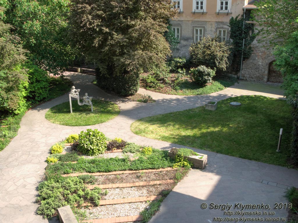 Фото Братиславы (Словакия). Старый город (Staré Mesto). Зелёный уголок возле Михальских ворот (Michalská brána), вид с улицы Михалськая (Michalská).