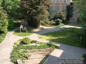 Фото Братиславы (Словакия). Старый город (Staré Mesto). Зелёный уголок возле Михальских ворот (Michalská brána), вид с улицы Михалськая (Michalská).