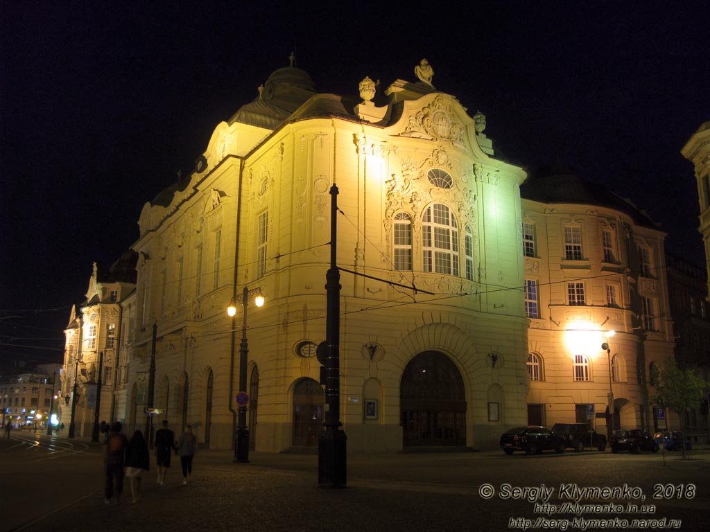 Фото Братиславы (Словакия) ночью. Концертный зал Редута (Reduta - Slovenská filharmónia) на углу улиц Mostová и Medená.
