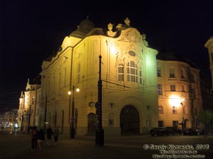 Фото Братиславы (Словакия) ночью. Концертный зал Редута (Reduta - Slovenská filharmónia) на углу улиц Mostová и Medená.