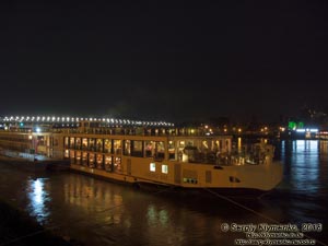 Фото Братиславы (Словакия) ночью. Ночной вид на Дунай (Dunaj) и Старый мост (Starý Most).