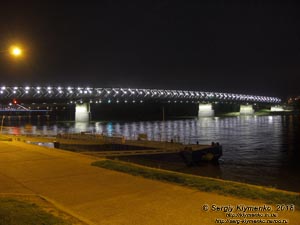 Фото Братиславы (Словакия) ночью. Ночной вид на Дунай (Dunaj) и Старый мост (Starý Most).