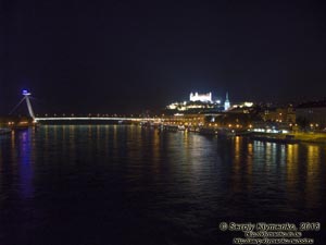 Фото Братиславы (Словакия) ночью. Ночной вид на Дунай (Dunaj), Мост СНП (Most SNP) и Братиславский град (Bratislavský hrad).