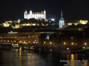 Фото Братиславы (Словакия) ночью. Ночной вид на Дунай (Dunaj) и Братиславский град (Bratislavský hrad).
