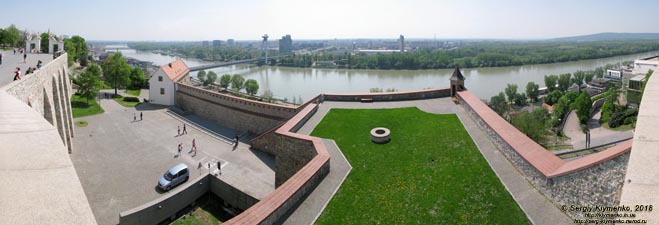 Фото Братиславы (Словакия). Братиславский град (Bratislavský hrad). Вид с крепостных стен на Дунай. Панорама ~180°.