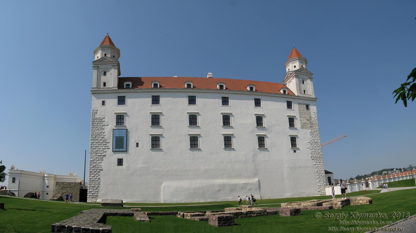 Фото Братиславы (Словакия). Братиславский град (Bratislavský hrad). Восточный фасад дворца. Панорама ~90°.