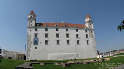 Фото Братиславы (Словакия). Братиславский град (Bratislavský hrad). Восточный фасад дворца. Панорама ~90°.