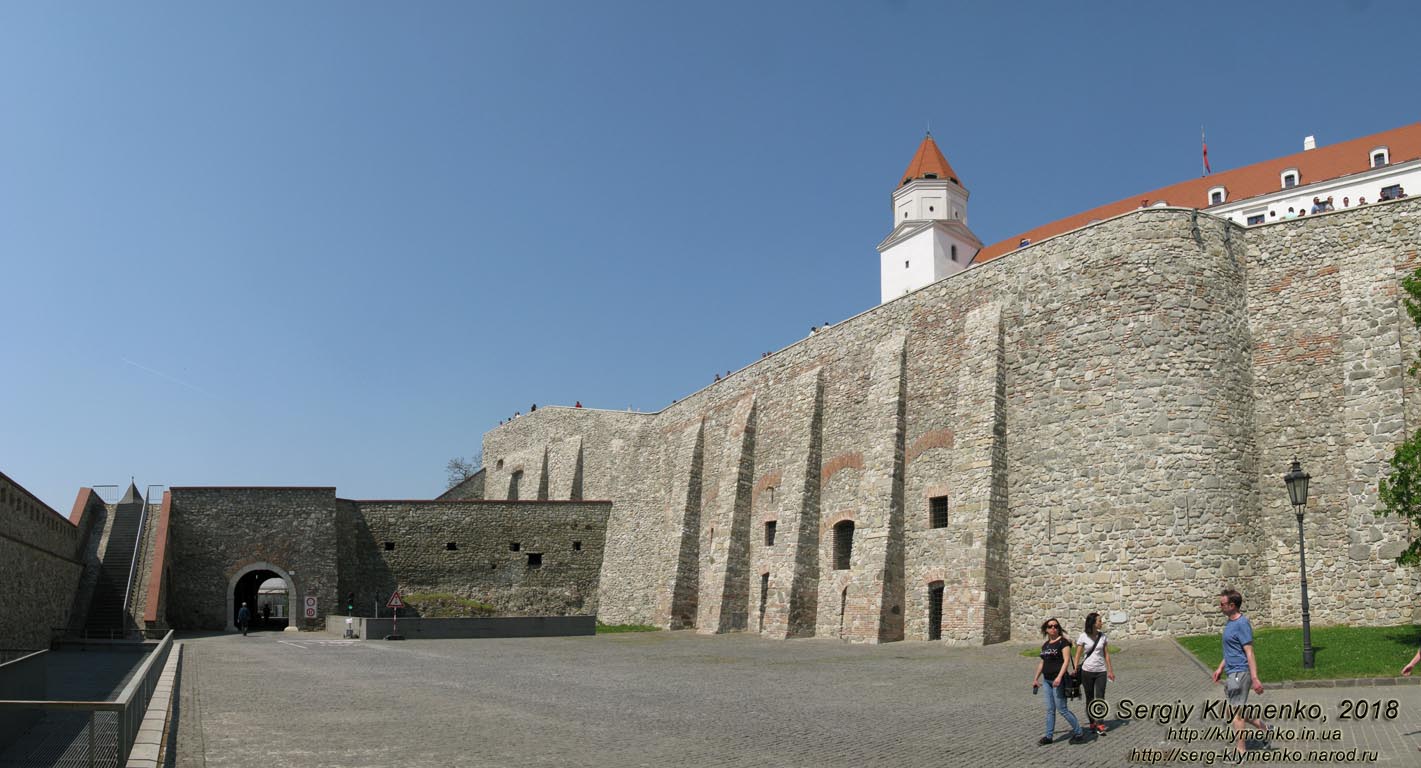 Фото Братиславы (Словакия). Братиславский град (Bratislavský hrad). Южные фортификации. Панорама ~90°.