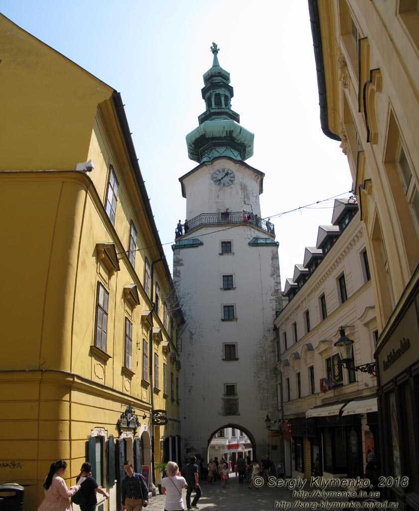 Фото Братиславы (Словакия). Старый город (Staré Mesto). Михальские ворота (Michalská brána), вид с улицы Михалськая (Michalská).