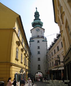 Фото Братиславы (Словакия). Старый город (Staré Mesto). Михальские ворота (Michalská brána), вид с улицы Михалськая (Michalská).
