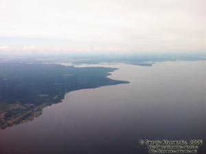 Фото с борта самолёта. Киевское водохранилище, вид вверх по течению (в направлении сёл Сухолучье, Пилява и Страхолесье).