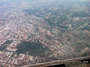 Фото с борта самолёта. Киев: университет Шевченко, Владимирский собор, бульвар Шевченко, ботсад имени Фомина, Железнодорожный вокзал. Дальше - Протасов Яр и Байковая гора.