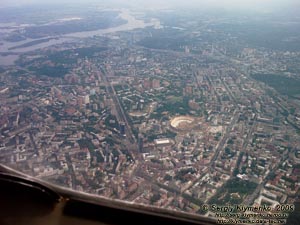 Фото с борта самолёта. Киев: университет Шевченко, Бессарабка, бульвар Леси Украинки, НСК «Олимпийский». На горизонте - Днепр и Южный мост.