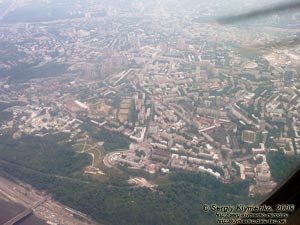 Фото с борта самолёта. Киев: станция метро «Днепр», Днепровский спуск, аллея Героев Крут, площадь Славы, Лавра. Дальше - площадь Леси Украинки.
