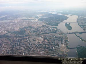 Фото с борта самолёта. Киев: Березняки, дальше - Позняки и Осокорки, Днепр, мост Патона, Железнодорожный мост, Южный мост.