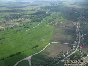 Фото с борта самолёта. Автодорога M06 в районе сёл Ситняки и Юров (Макаровский район Киевской области).