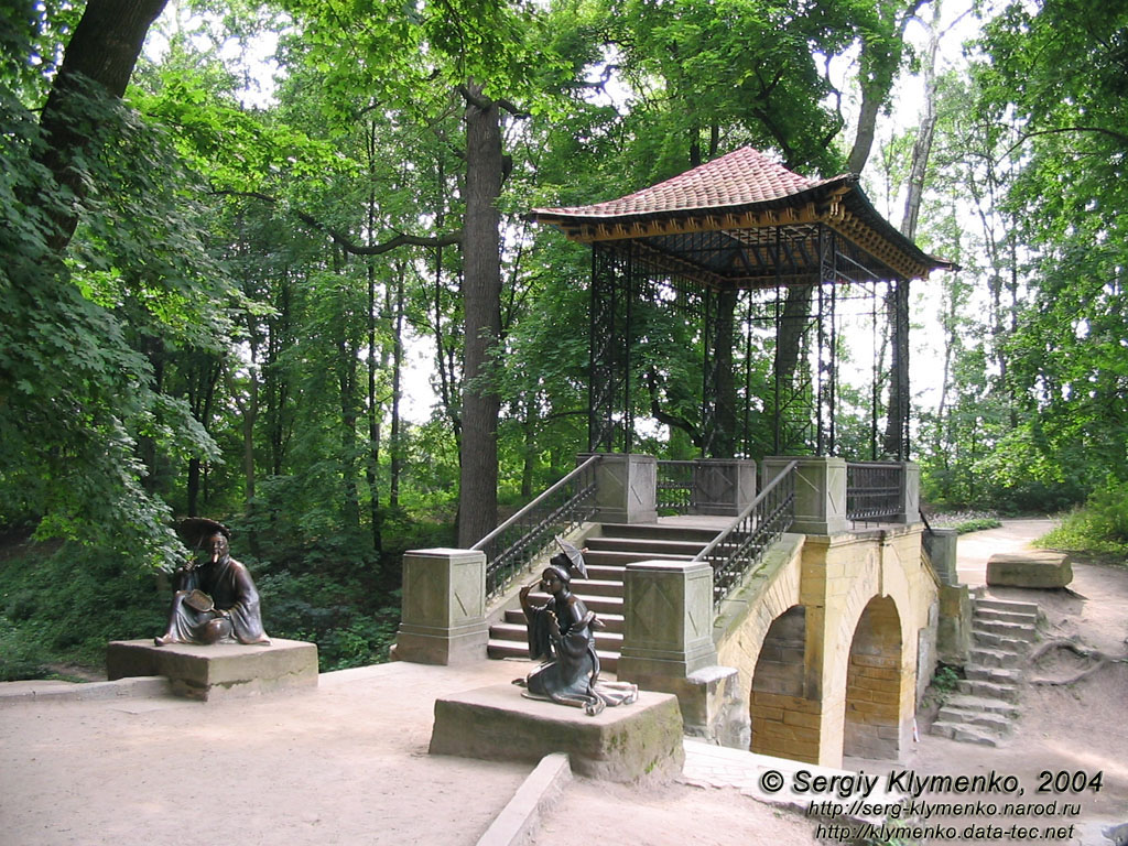 Белая Церковь, Александрийский парк. Фото. «Китайский мостик» и скульптуры.