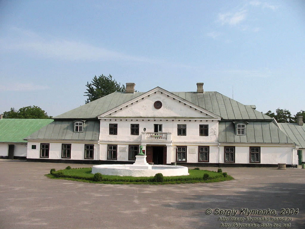Белая Церковь, Александрийский парк. Фото. Бывшая «экономия» парка; ныне - административный корпус и музей парка.