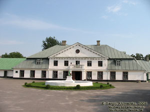 Белая Церковь, Александрийский парк. Фото. Бывшая «экономия» парка; ныне - административный корпус и музей парка.