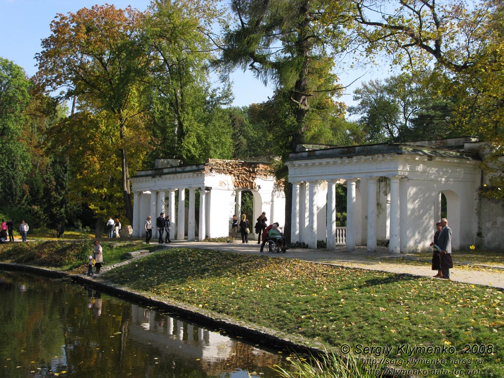 Белая Церковь, Александрийский парк. Фото. Вид на «Руины» с берега «Лазневого» (банного) пруда.