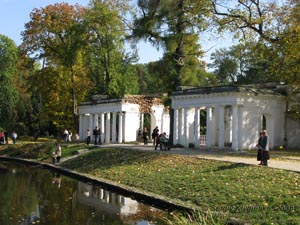 Белая Церковь, Александрийский парк. Фото. Вид на «Руины» с берега «Лазневого» (банного) пруда.
