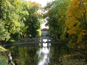 Белая Церковь, Александрийский парк. Фото. Озеро «Лебединое» и «Китайский мостик» осенью.