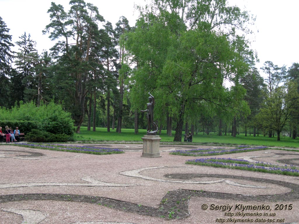 Белая Церковь, Александрийский парк. Фото. Скульптура бога торговли Меркурия на партере перед колоннадой «Эхо».