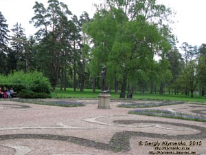 Белая Церковь, Александрийский парк. Фото. Скульптура бога торговли Меркурия на партере перед колоннадой «Эхо».