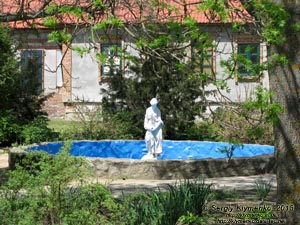 Херсонская область. Аскания-Нова. Фото. На территории зоопарка. Фонтан со скульптурой девушки.