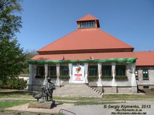 Херсонская область. Аскания-Нова. Фото. Памятник Фридриху Фальц-Фейну - основателю заповедника «Аскания-Нова».