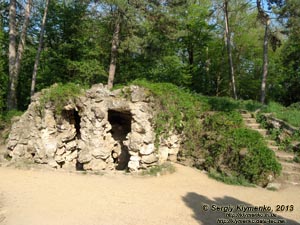 Херсонская область. Аскания-Нова. Фото. В дендропарке. Грот на берегу озера.