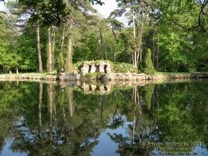 Херсонская область. Аскания-Нова. Фото. В дендропарке. Грот на берегу озера.