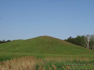 Херсонская область. Аскания-Нова. Фото. В дендропарке. «Половецкая баба» на кургане.