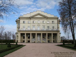 Батурин. Фото. Дворец Кирилла Разумовского, фото октября 2010 года.