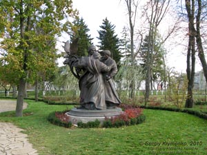 Батурин. Фото. Скульптурная композиция «Мать, провожающая сыновей в армию».