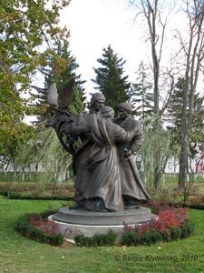 Батурин. Фото. Скульптурная композиция «Мать, провожающая сыновей в армию».