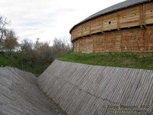 Батурин. Фото. Цитадель Батуринской крепости (реконструкция, 2009 год). Крепостной ров.