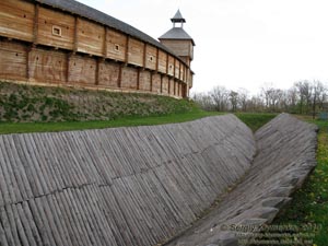Батурин. Фото. Цитадель Батуринской крепости (реконструкция, 2009 год). Крепостной ров.