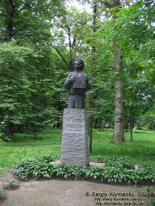 Батурин. Фото. Памятник Петру Ивановичу Прокоповичу.