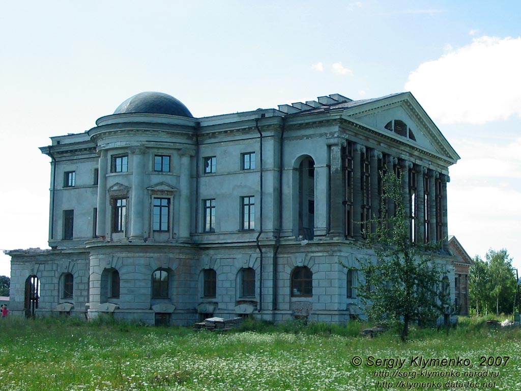 Батурин. Дворец Кирилла Разумовского, фото августа 2007 года.