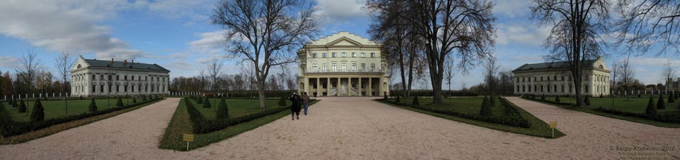 Батурин. Фото. Дворцовый комплекс Кирилла Разумовского (панорама ~120°, вид с юго-запада), фото октября 2010 года.