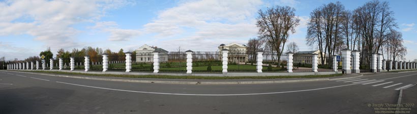 Батурин. Фото. Дворцовый комплекс Кирилла Разумовского (панорама ~180° со стороны главного входа), фото октября 2010 года.