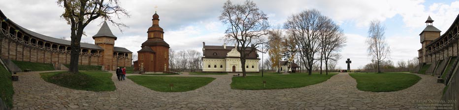 Батурин. Фото. Цитадель Батуринской крепости (реконструкция, 2009 год). Вид изнутри (панорама ~180° от главного входа).