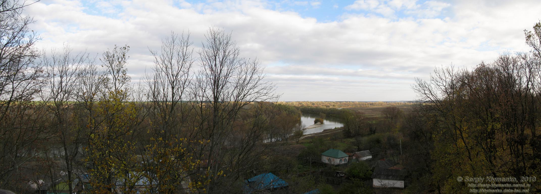 Батурин. Панорама реки Сейм и окружающей местности, вид с обзорной площадки возле памятного креста.