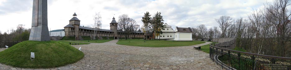 Батурин. Фото. Цитадель Батуринской крепости (реконструкция, 2009 год). Вид с обзорной площадки возле Памятного Креста (панорама ~120°).