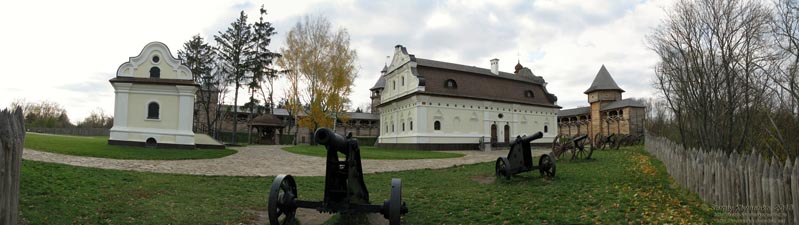 Батурин. Фото. Цитадель Батуринской крепости (реконструкция, 2009 год), панорама ~120°. Казацкие пушки.