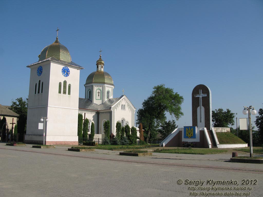 Тернопольская область, Борщёв. Фото. Храм Успения Пресвятой Богородицы и памятный знак Борцам за волю Украины.