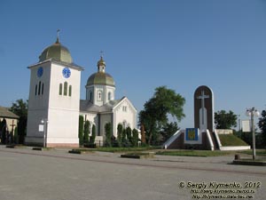 Тернопольская область, Борщёв. Фото. Храм Успения Пресвятой Богородицы и памятный знак Борцам за волю Украины.